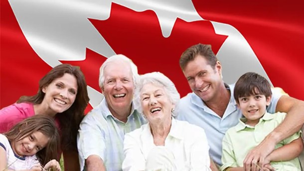 اسرة مكونة من جد وجدة وابناءهم واحفادهم خلفهم  علم كندا - رعاية الأسرة في كندا 