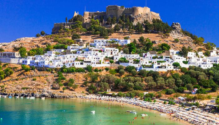 اليونان تمنح زوارها الفارين من حرائق الغابات عطلات سياحة مجانية