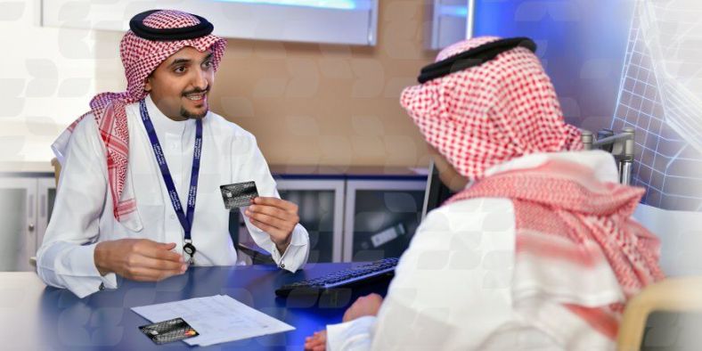 طريقة الحصول على بطاقة ائتمان بزيارة أحد مراكز مزودي بطاقات الائتمان في الإمارات