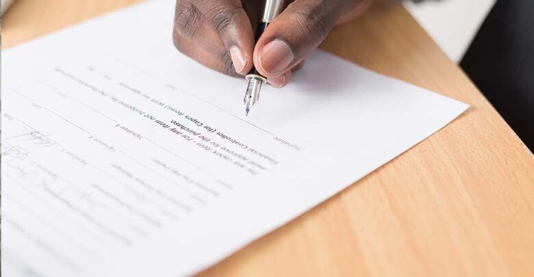 توقيع نموذج عن طلب تصريح العمل في كندا - تجسير تصريح العمل في كندا