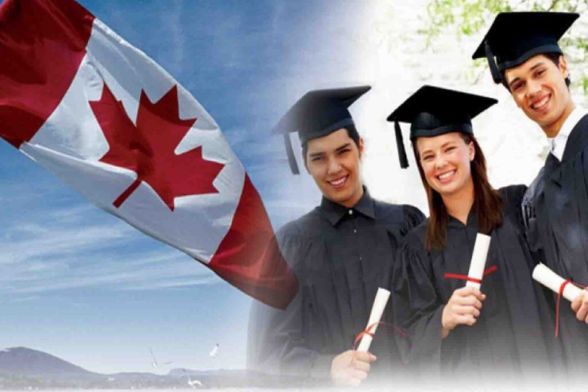 طلاب متخرجين من إحدى الجامعات الكندية و علم كندا - تصريح الدراسة في كندا 