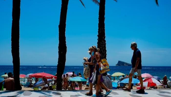 قرار «استثنائي» لحماية وجهات العطلات في إسبانيا