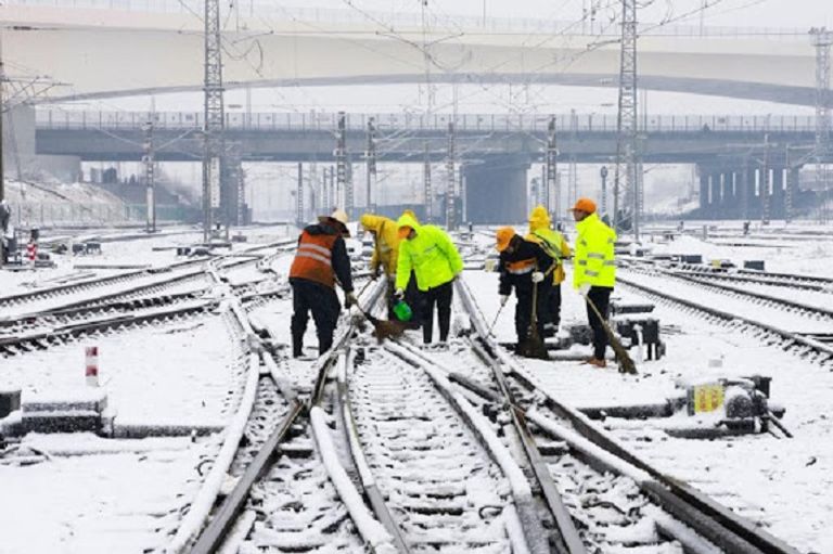 الصين: تقطع السبل بالمسافرين بسبب تساقط الثلوج بغزارة والصقيع قبل عيد الربيع