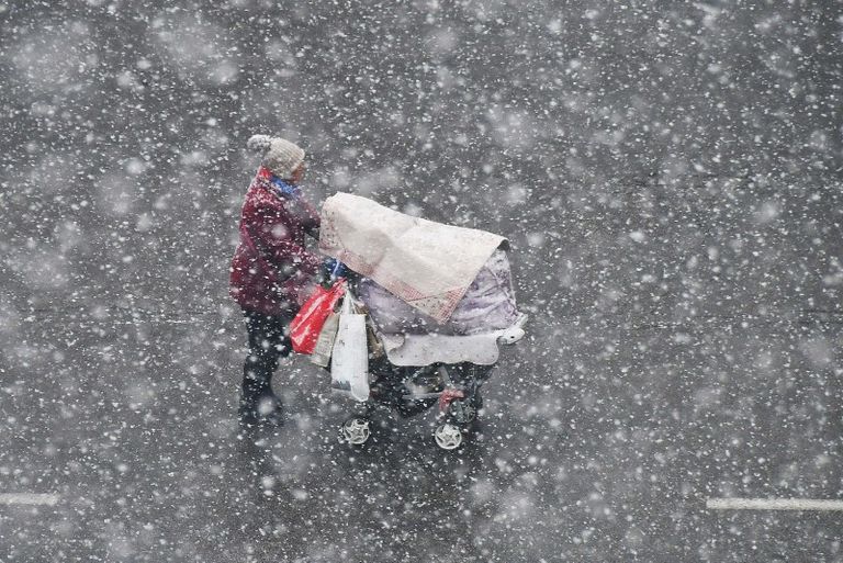 الصين: تقطع السبل بالمسافرين بسبب تساقط الثلوج بغزارة والصقيع قبل عيد الربيع